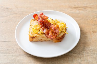 Çırpılmış yumurta ve domuz pastırmalı ekmek.