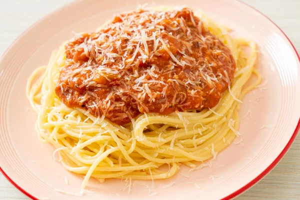 Parmesan Peynirli Domuz Bolonez Spagettisi Talyan Yemeği Tarzı — Stok fotoğraf