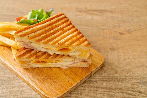 ハムチーズサンドイッチに卵とフライドポテト — ストック写真