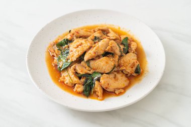 Kızarmış tavuğu acı biber ezmesi ya da biber ezmesi ile karıştırmak - Asya yemeği tarzı