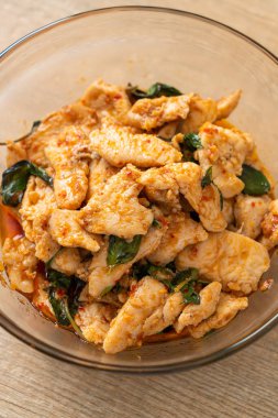 Kızarmış tavuğu acı biber ezmesi ya da biber ezmesi ile karıştırmak - Asya yemeği tarzı