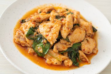 Kızarmış tavuğu acı biber ezmesi ya da biber ezmesi ile karıştırmak - Asya yemeği tarzı