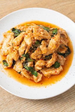 Kızarmış tavuğu acı biber ezmesi ya da biber ezmesi ile karıştırmak - Asya yemeği tarzı