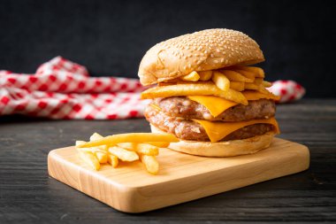 Domuz burger veya peynirli domuz burger ve patates kızartması.