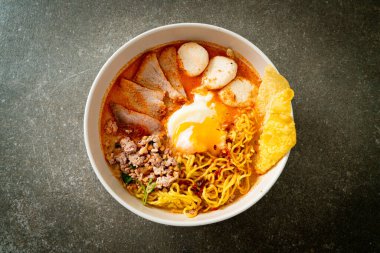 Baharatlı çorbada köfte ve domuz etli erişte mi yoksa Asya usulü Tom Yum Erişte mi?