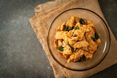 Kızarmış tavuğu acı biber ezmesi ya da biber ezmesi ile karıştırmak - Asya yemeği tarzı