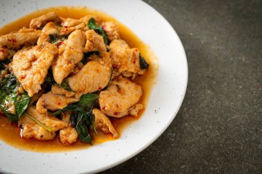 Kızarmış tavuğu acı biber ezmesi ya da biber ezmesi ile karıştırmak - Asya yemeği tarzı