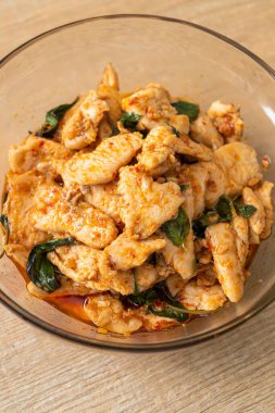 Kızarmış tavuğu acı biber ezmesi ya da biber ezmesi ile karıştırmak - Asya yemeği tarzı