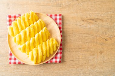 Tahta tabakta dilimlenmiş taze ananas