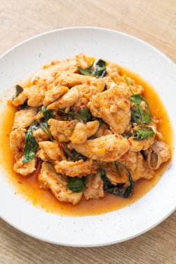 Kızarmış tavuğu acı biber ezmesi ya da biber ezmesi ile karıştırmak - Asya yemeği tarzı