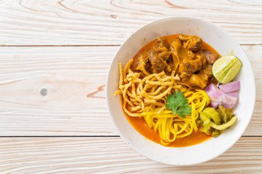 Kuzey Tayland usulü körili şehriye çorbası, haşlanmış domuz eti, Tayland usulü.