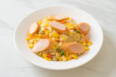 Sosisli pilav ve karışık sebze.