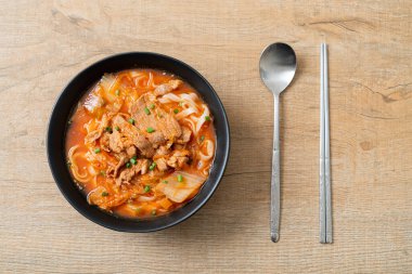 Kore udon eriştesi ve kimchi çorbası, Asya usulü.