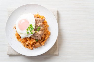 Kore usulü kızarmış yumurta ve domuz etli kimchi pilavı.