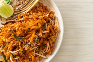 Kızarmış erişte tofu ve lahanayla ya da Pad Thai - Asya usulü