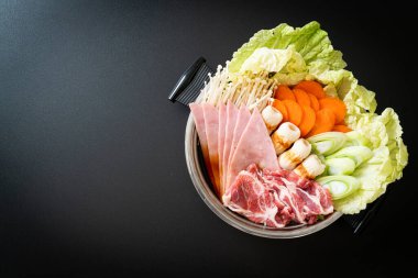 Sukiyaki ya da Shabu hot-pot siyah çorbası. Çiğ ve sebzeli. Japon yemeği tarzı.