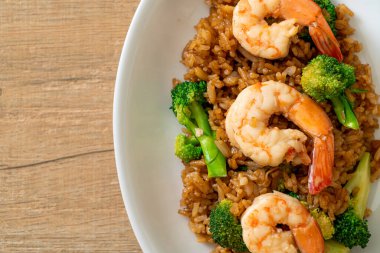 Brokoli ve karidesli kızarmış pirinç.