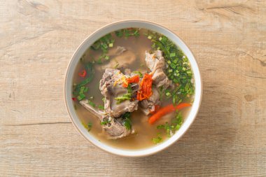 Baharatlı Doğranmış Domuz Kemiği Çorbası veya Baharatlı Leng Çorbası - Asya usulü