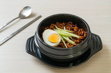 Kore fasulye soslu Anında Erişte salatalık ve haşlanmış yumurta (Jajangmyeon veya Jjajangmyeon) - Kore yemek tarzı