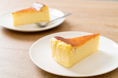 Beyaz tabakta ev yapımı cheesecake.