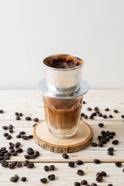 Vietnam tarzında damlayan sıcak sütlü kahve - Saigon veya Vietnam kahvesi