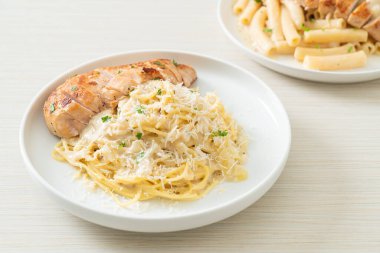 Ev yapımı spagetti beyaz kremalı sos ve ızgara tavuk.