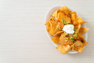 Meksika nachos tortilla cipsi jalapeno, guacamole, domates sosu ve sos.