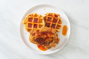 Waffle ve baharatlı soslu ev yapımı kızarmış tavuk