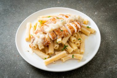 Ev yapımı kuadrotto makarna beyaz kremalı sos ve ızgara tavuk.
