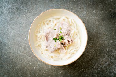 Ev yapımı udon eriştesi ve domuz etli çorba.