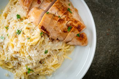 Ev yapımı spagetti beyaz kremalı sos ve ızgara tavuk.