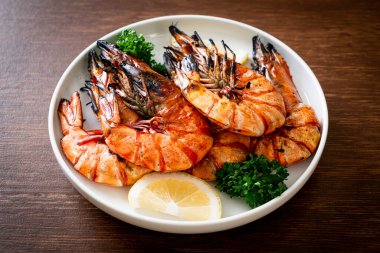 Izgara kaplan karidesi ya da limonlu karides.
