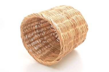 Beyaz arkaplanda hasır sepet