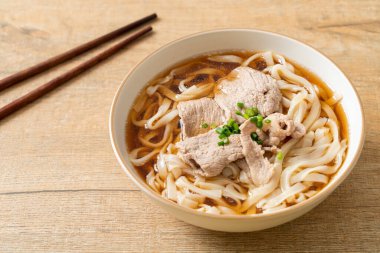 Ev yapımı udon eriştesi, soyalı domuz etli erişte veya Shoyu çorbası.