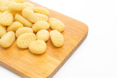 Geleneksel İtalyan gnocchi makarnası beyaz arka planda izole edilmemiş.