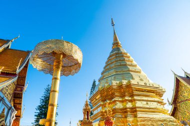 Chiang Mai, Tayland 'daki Wat Phra' daki tapınakta güzel altın bir dağ..