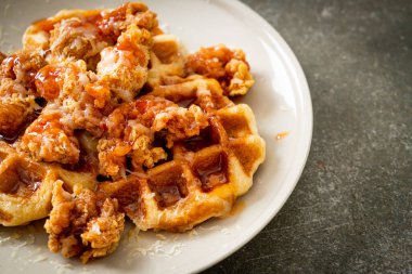 Waffle ve peynirli ev yapımı kızarmış tavuk