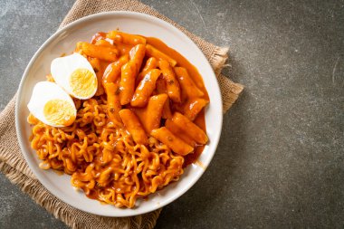 Baharatlı Kore soslu Ramen veya Kore hazır eriştesi ve Tteokbokki - Kore yemeği tarzı