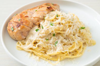 Ev yapımı spagetti beyaz kremalı sos ve ızgara tavuk.