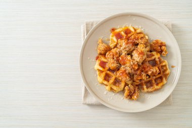 Waffle ve peynirli ev yapımı kızarmış tavuk