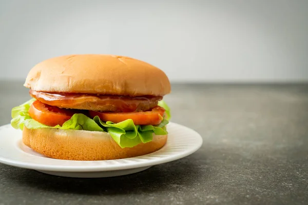 Kuřecí Burger Omáčkou Bílém Talíři — Stock fotografie