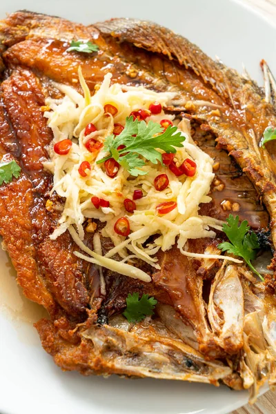 Ikan Ikan Ikan Ikan Bass Laut Goreng Dengan Saus Ikan — Stok Foto