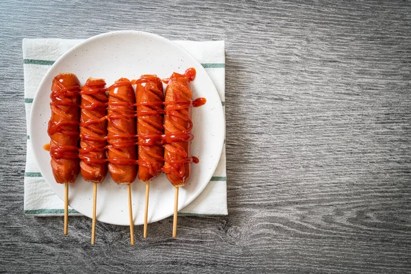 Bratwurstspieß Mit Ketchup Auf Weißem Teller — Stockfoto