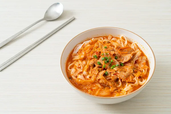 Ramen Udon Korea Dengan Daging Babi Dalam Sup Kimchi Gaya — Stok Foto