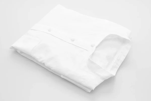 白色背景的白衬衫褶皱 — 图库照片