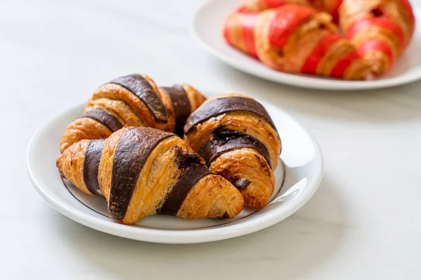 Croissant Fresco Com Chocolate Prato — Fotografia de Stock