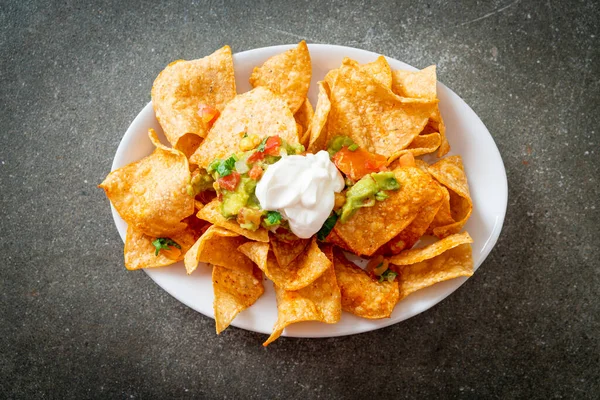 Tortillas Nachos Mexicanos Con Jalapeño Guacamole Salsa Tomates Dip —  Fotos de Stock