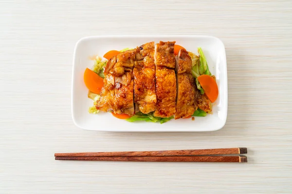 Teppanyaki Teriyaki Chicken Steak Mit Kohl Und Karotte — Stockfoto