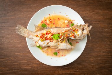 Limonlu ve biberli balık buğulama. Asya usulü.