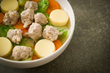 Tofu ve kıymalı domuz etli ev yapımı temiz çorba.